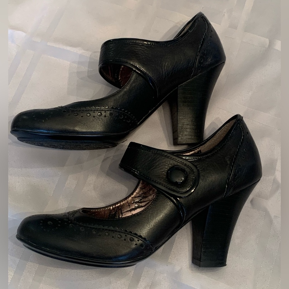 Sofft Fiona Mary Jane Wingtip Leather Pumps 8M